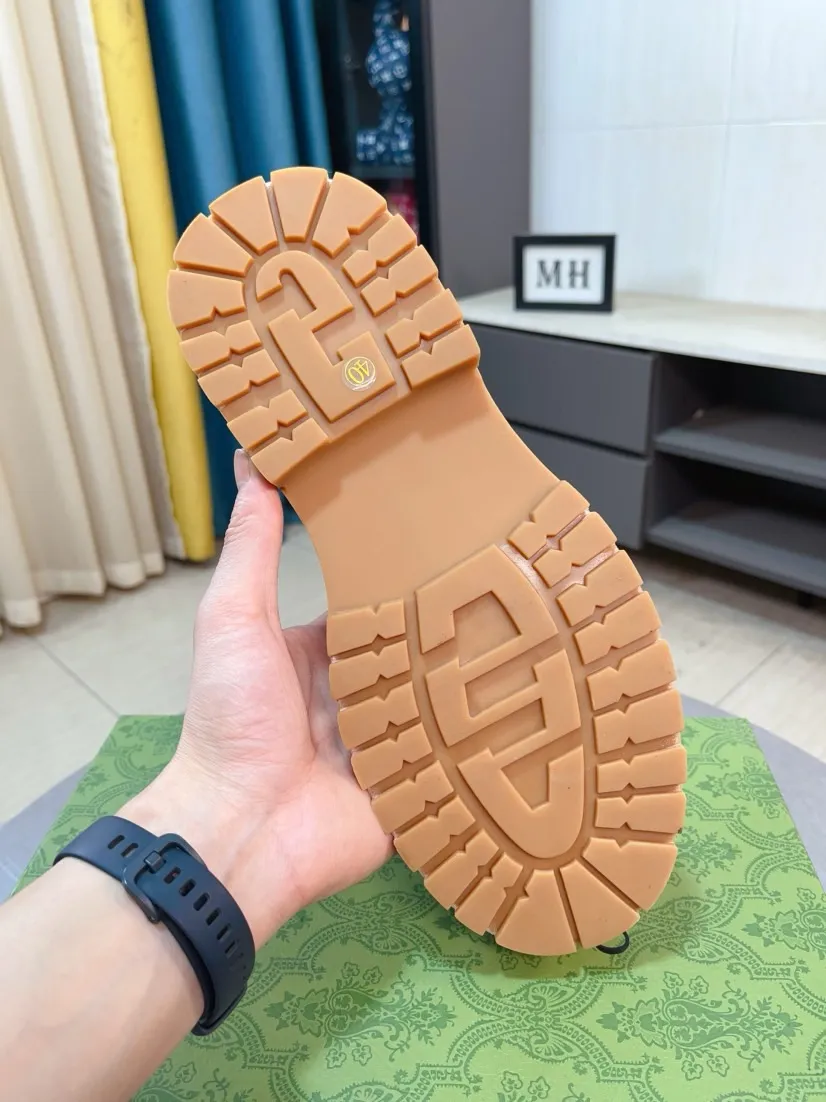 Men's shoes 💰500🌸🌸 (GUCCI) [can be made without label] G's new business boots are full-layer calfskin embossed with classic diamond pattern craftsmanship. They are high-end and classy, ​​versatile and have a full three-dimensional feel. They use raw rubber non-slip outsole. If you look closely, you will be addicted to the leather. You can't extricate yourself ~ the best on the market.          Fabric: Cowhide/Embossed Lining: Cowhide.          Please make a note when placing an order, size: 38-44 (37, 45, 46 can be customized and cannot be returned or exchanged)